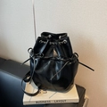 Schwarzer Eimer-Rucksack aus Kunstleder mit Kordelzug und silbernen Kettendetails - Schwarz