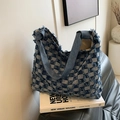 Bolso tote de mezclilla a cuadros azul y blanco con bordes deshilachados y correa ancha - Azul