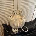 Schicker cremeweißer Kordelzug-Eimerrucksack mit silbernen Metallösen und Schleife - Cremeweiß