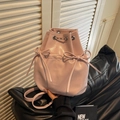 Rosafarbener glänzender Eimer-Rucksack aus Kunstleder mit Schleife und Silberkette - Rosa
