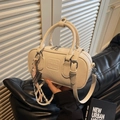 Sac bowling beige chic avec texture plissée, doubles poignées et breloque tissée - Avec Pendentif / Blanc