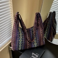Bolso tote de punto étnico con rayas arcoíris y rombos amarillos en mesa negra - Azul Zafiro