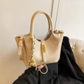 Sac seau crème avec fermoir doré, poignée supérieure et accessoire de cloche tissé - Blanc avec pendentif