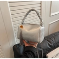 Detail der silbernen Handtasche mit Blumenprägung, Fransenquaste und Bernsteinperlen - Silber