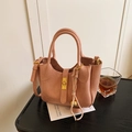 Sac seau rétro rose poudré avec fermoir doré et pendentif cloche décoratif pour femme - Rose avec pendentif