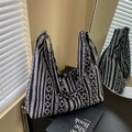 Bolso tote tejido con motivos étnicos geométricos en blanco y negro con correa - Negro & Blanco