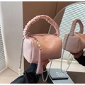 Hellrosa gefaltete Kissentasche aus geprägtem Leder mit eleganter Perlenkette - Rosa