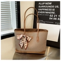 Dettaglio della borsa tote intrecciata con manici in pelle marrone e foulard in seta pied-de-poule - Marrone