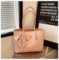 Dettaglio della borsa tote intrecciata rosa con lunghi manici in pelle e foulard pied-de-poule - Rosa
