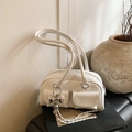 Bolso Boston blanco de charol sintético con bolsillos dobles y dije de lazo - Blanco con colgante