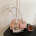 Bolso Boston de charol rosa con ribete blanco y colgante de lazo de corazón - Rosa con colgante