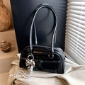 Bolso Boston negro brillante con bolsillos dobles y colgante de lazo suave - Negro con colgante