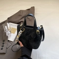 Bolso de cubo de cuero negro con relieve de saturno y detalle de pañuelo de seda - Negro con colgante