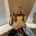 Bolso bombonera beige con relieve de estrellas y asas en cuero marrón - Blanco Crema Con Colgante