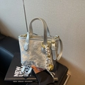 Bolso saco plateado metalizado con estrellas en relieve y colgante de oso dorado - Plata (Con Colgante)