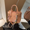 Bolso saco rosa grabado con patrones de estrellas y colgante de león dorado para mujer - Rosa con colgante