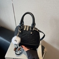 Elegante schwarze Muscheltasche aus genarbtem Leder mit süßem weißem Pompon-Anhänger - Schwarz