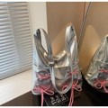 Silberne Y2K Tragetasche mit rosa Schnürschleife und glänzendem Metallic-Finish - Silber