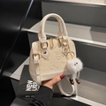Beige Umhängetasche in Muschelform mit Cartoon-Prägung und Plüsch-Anhänger - Cremeweiß