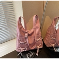 Detail der rosa PU-Leder Hobo-Tasche mit Schleife im Ballett-Stil und glatter Textur - Rosa