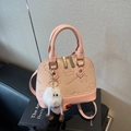 Rosa Muscheltasche mit süßen Bärendrucken und einem weißen Plüschtier-Anhänger - Rosa