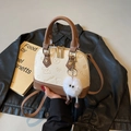 Schicke Muscheltasche in Creme und Braun mit niedlichen geprägten Tiermotiven - Weiß und Braun