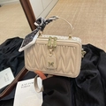 Piccola borsa trapuntata beige con logo M dorato e foulard decorativo in seta a cuori - Bianco
