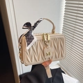 Borsa a tracolla plissettata bianco crema con foulard a cuori e ciondolo M oro - Cachi