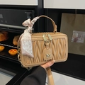 Borsa trapuntata beige con pendente M e manico decorato con foulard di seta a cuori - Marrone