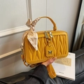 Borsa a tracolla giallo brillante trapuntata con logo M in metallo e foulard in seta decorato - Giallo
