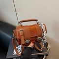 Braune Mini-Boston-Tasche mit geprägtem Hasenmotiv und schicken Metallanhängern - Braun