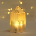 Makro-Detail einer Mini-LED-Weihnachtslaterne mit warmem Licht und Prismen-Struktur - Kristall Haus Laterne (Kristalllampe)