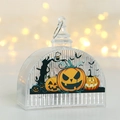 Nahaufnahme einer Halloween-Kürbislampe mit Metallring und leuchtendem Hintergrund - Kürbis