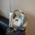 Moderne silberne Stepptasche mit rundem Griff und verstellbarem Crossbody-Schultergurt - Mit Anhänger / Silber