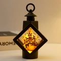 Detail der Halloween-Laterne mit Schloss- und Fledermaus-Silhouetten und warmem LED-Licht - Kürbis