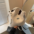 Beigefarbene gesteppte Handtasche mit silbernem Drehverschluss und Seidentuch - Mit Anhänger / Gebrochenes Weiß