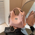 Rosafarbene gesteppte Umhängetasche mit silbernem Drehverschluss und rundem Anhänger - Mit Anhänger / Rosa