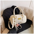 Elegante gebroken witte Boston tas met glanzende afwerking en gouden hardware - Wit