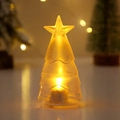 Nahaufnahme eines bernsteinfarbenen Weihnachtsbaum-Nachtlichts mit warmem Glanz - Gelbes Licht (Transparent)