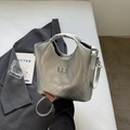 Sac seau argenté matelassé avec finition métallisée et bandoulière réglable style moderne - Sans pendentif / Argent