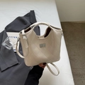 Sac seau matelassé crème chic avec boucle en métal argenté et bandoulière réglable - Sans pendentif / Blanc Cassé