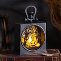 Detail der Halloween Kürbis-Laterne mit gruseligen Silhouetten auf Vintage-Büchern - Kürbis