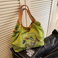 Sac shopping vert en toile avec broderie papillon et bandoulière rayée - Vert