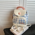 Kleiner blau-weiß karierter Rucksack mit beigem Lederdeckel und rosa Griffen - Blau