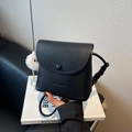 Sac bandoulière minimaliste en cuir noir avec pompon blanc et bandoulière en corde tressée - Avec Pendentif / Noir