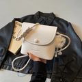 Sac bandoulière blanc en cuir PU grainé avec sangle tressée et pendentif en peluche - Avec Pendentif / Blanc Cassé