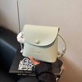 Sac bandoulière vert menthe en cuir grainé avec boucle ronde et pompon en fourrure - Avec Pendentif / Vert