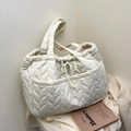 Bolso tote acolchado crema con patrones ondulados y detalle de lazo con cordón - Blanco