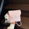 Petit sac à bandoulière rose grainé avec sangle tressée et charm peluche doux - Avec Pendentif / Rose