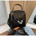 Détail du sac à main en cuir noir à motif litchi avec fermoir rotatif en métal argenté - Noir
